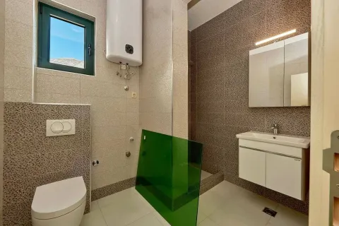 Moderne kupatilo opremljeno sanitarijama, tuš kabinom i bojlerom. - image 9