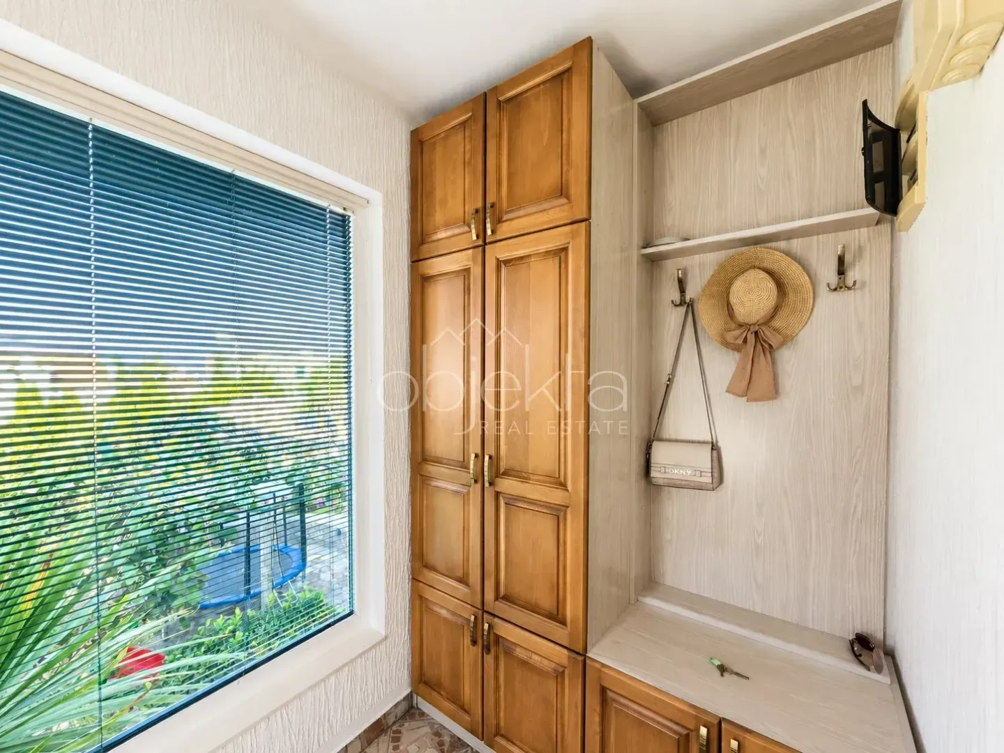 Izdavanje, dvosoban stan, 260m², Tivat, Crna Gora