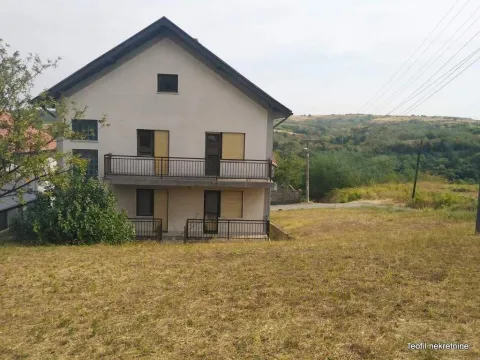 Pogled na spoljašnjost kuće sa dvorištem i terasama. - image 3