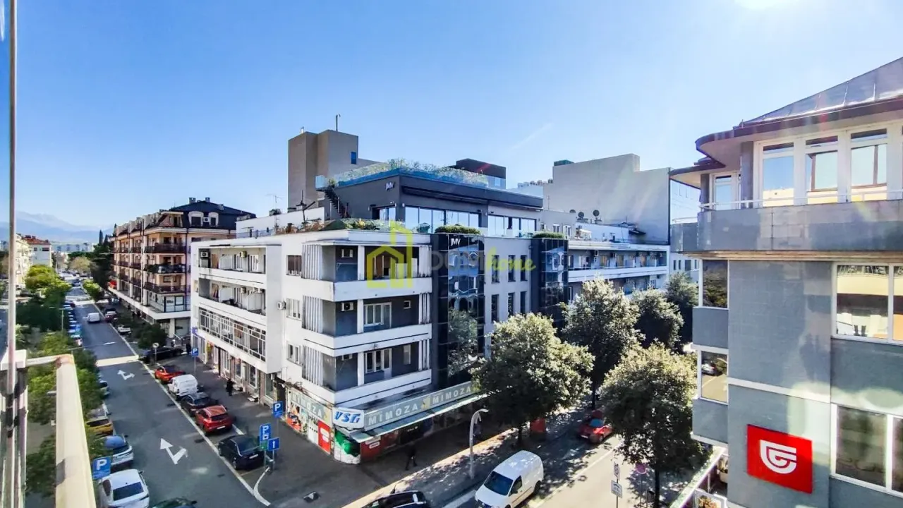 Izdavanje, dvosoban stan, 79m², Centar, Podgorica