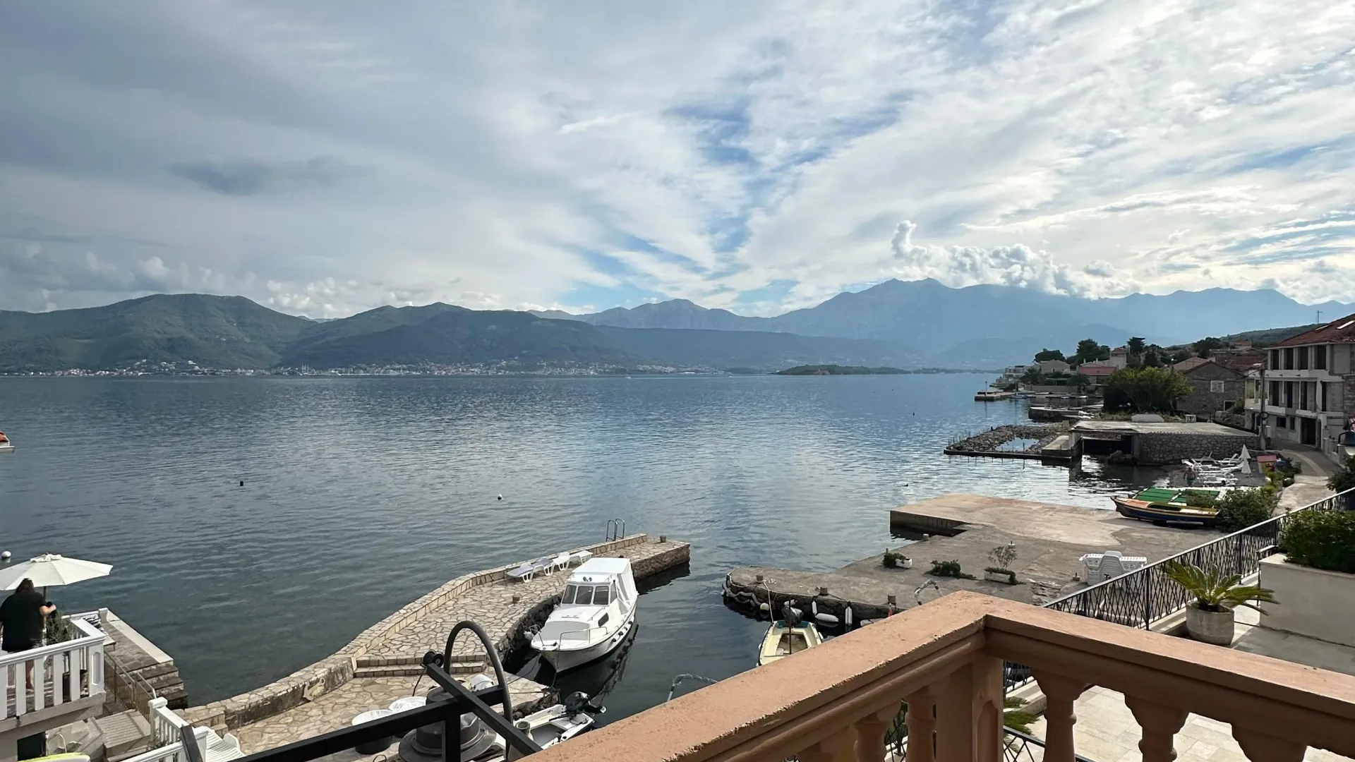 Izdavanje, kuća, 180m², Krašići, Tivat