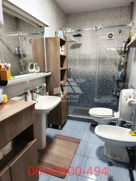 Kupatilo opremljeno umivaonikom, tuš kabinom, toaletom i bideom. - image 7