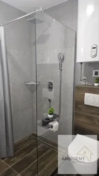 Moderno opremljeno kupatilo sa tuš kabinom i wc šoljom. - image 15