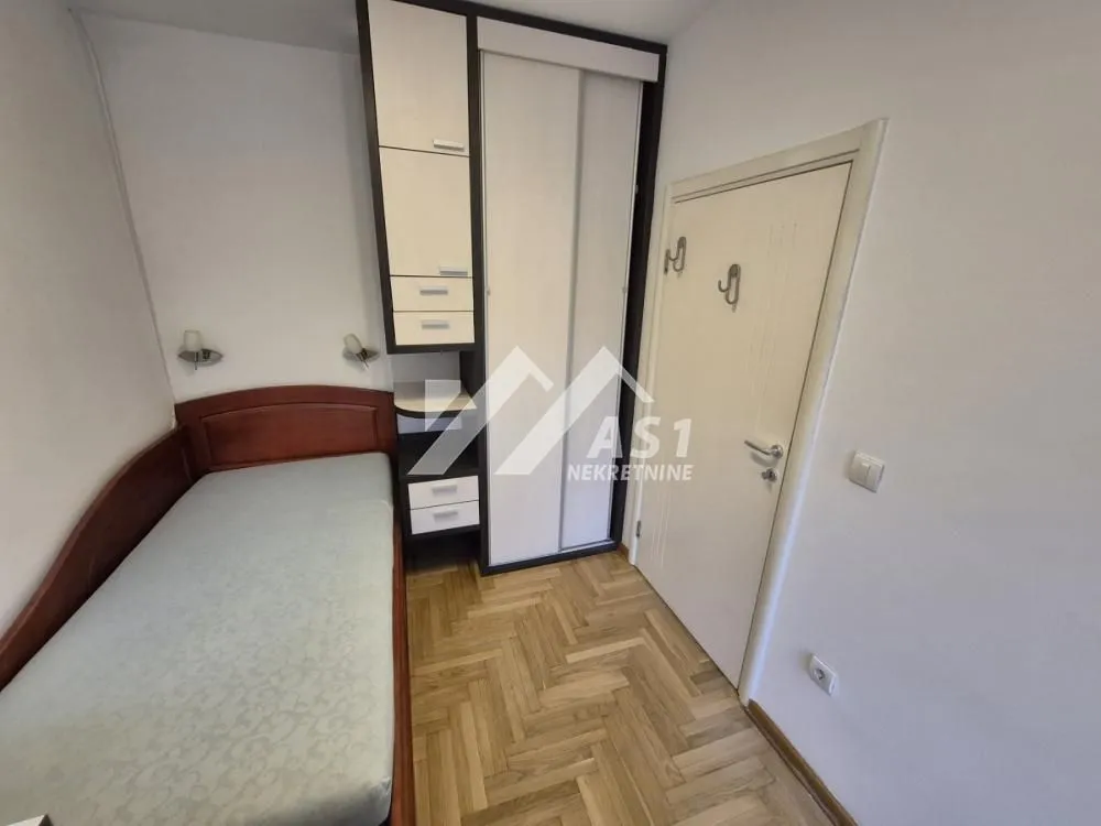 Izdavanje, četvorosoban stan, 90m², Rotkvarija, Novi Sad Sve Podlokacije