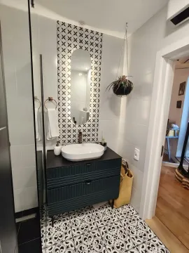 Moderno opremljeno kupatilo sa umivaonikom, ogledalom i dekorativnim pločicama. - image 10