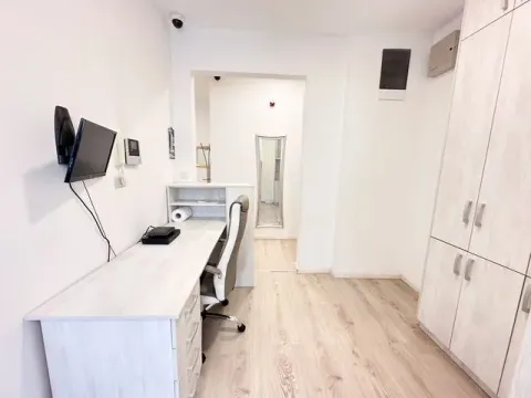 Izdavanje, poslovni prostor, 75m², Centar, Podgorica - image 13