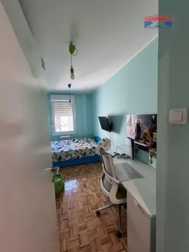 Dečja soba sa krevetom i radnim stolom. - image 8