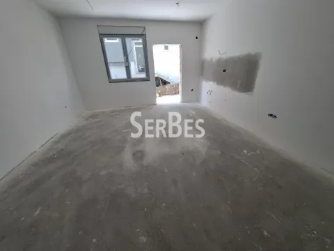 Prazna prostorija u izgradnji sa prozorom i vratima. - image 4
