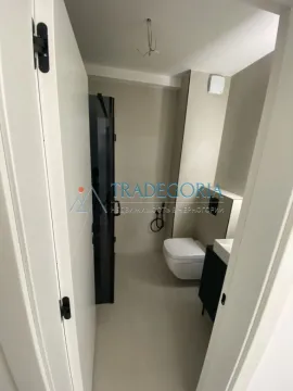 Pogled na kupatilo sa sanitarijama i tuš kabinom. - image 10