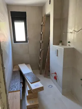 Kupatilo u izgradnji sa keramičkim pločicama i građevinskim materijalom. - image 11