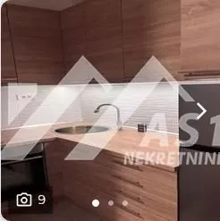 Kuhinja sa drvenim elementima i sudoperom. - image 4