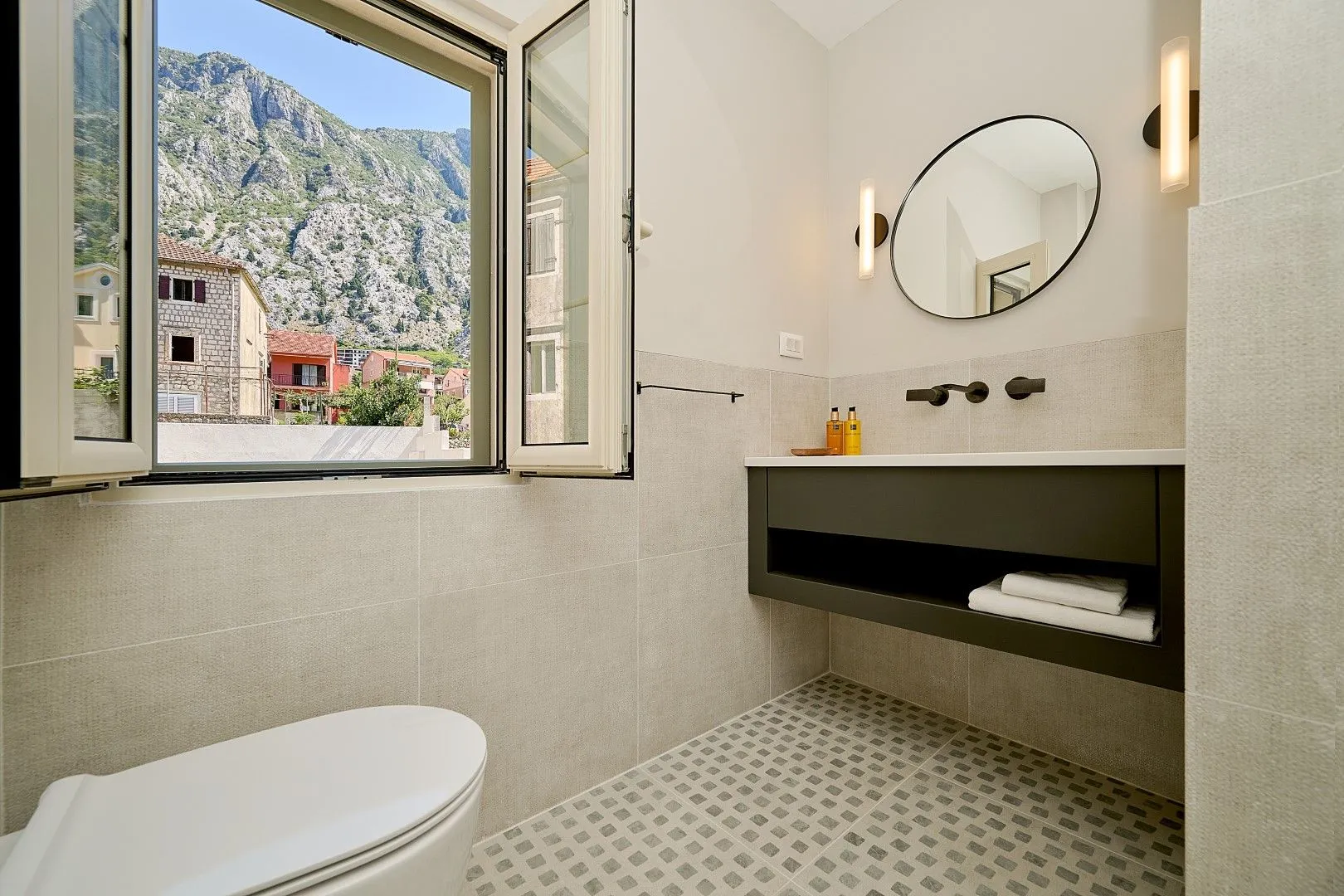 Rent, house, 200m², Dobrota, Kotor