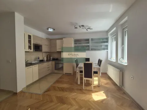 Kuhinja sa trpezarijom i drvenim elementima. - image 3