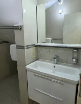 Smaller bathroom with a washbasin, mirror, and toilet. - image 2