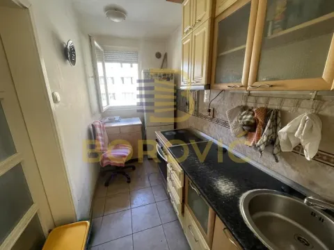 Manja kuhinja sa drvenim elementima i prozorom. - image 4