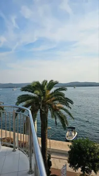 Pogled na more sa balkona sa palmom i marinom. - image 8