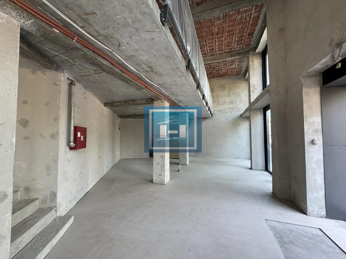 Izdavanje, poslovni prostor, 215m², Centar, Paraćin
