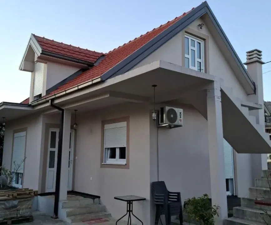 Izdavanje, dvosoban stan, 65m², Tološi, Podgorica