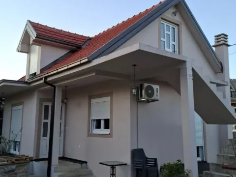 Izdavanje, dvosoban stan, 65m², Tološi, Podgorica - image 1