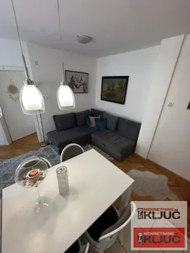 Dnevna soba sa garniturom i trpezarijskim stolom. - image 4