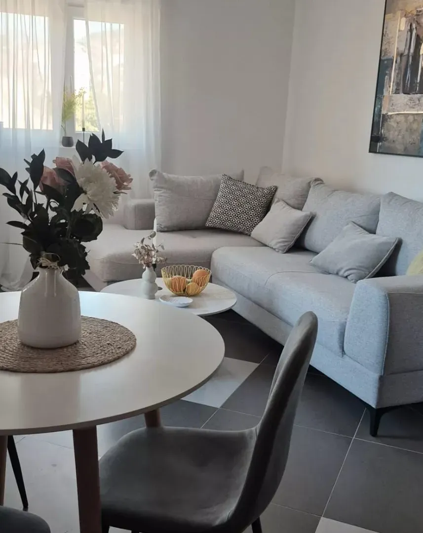 Izdavanje, jednosoban stan, 44m², Kalimanj, Tivat