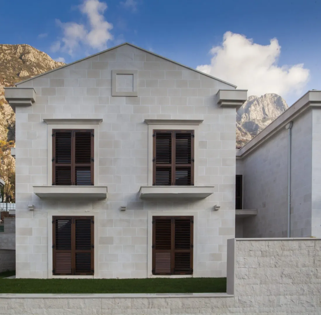Prodaja, četvorosoban stan, 196m², Dobrota, Kotor