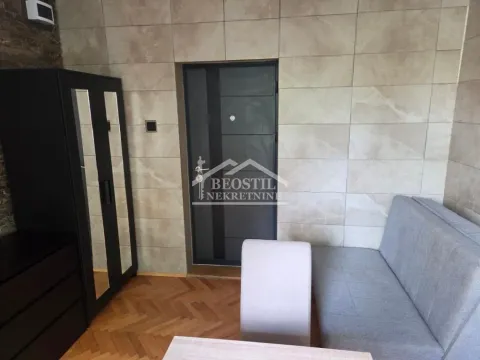 Manja dnevna soba sa garniturom za sedenje, garderoberom i ulaznim vratima. - image 9