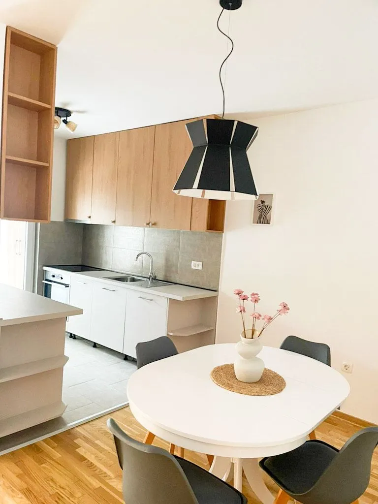 Izdavanje, dvosoban stan, 87m², Malo Brdo, Podgorica