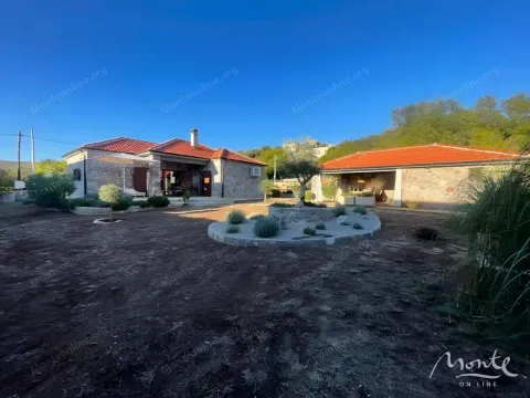 Pogled na dvorište sa kamenom kućom i pomoćnim objektom. - image 3