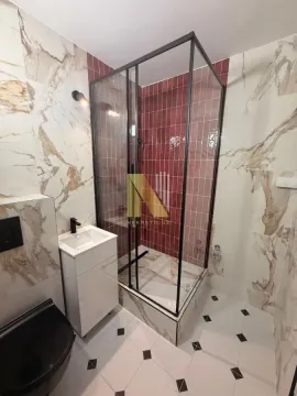 Moderno kupatilo sa tuš kabinom, umivaonikom i toaletom. - image 8