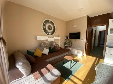 Rent, two bedroom apartment, 75m², Tivat, Crna Gora - image 3