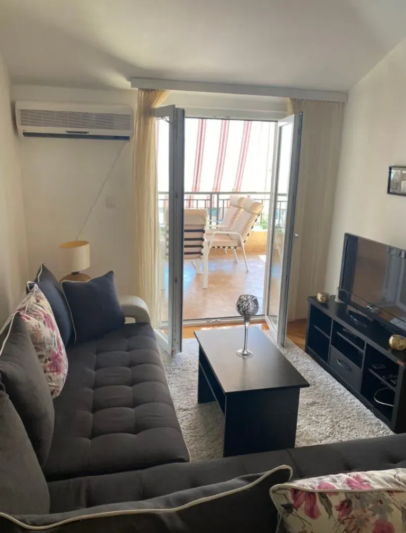 Izdavanje, dvosoban stan, 68m², Velji Vinogradi, Budva