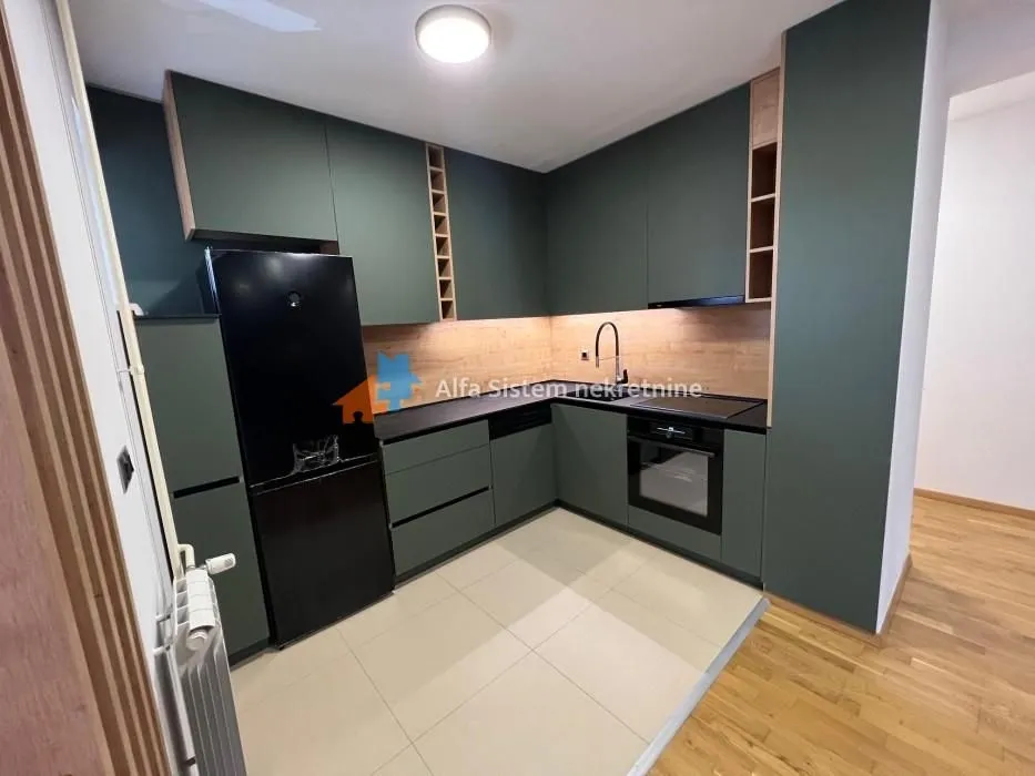 Izdavanje, četvorosoban stan, 100m², Sarajevska, Beograd