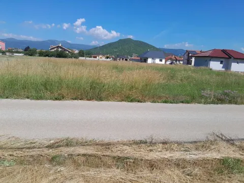 Pogled na plac i okolne objekte pored puta. - image 3