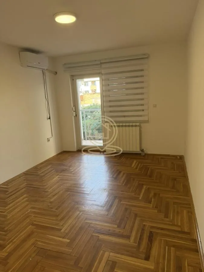 Empty room with parquet flooring and access to the terrace.