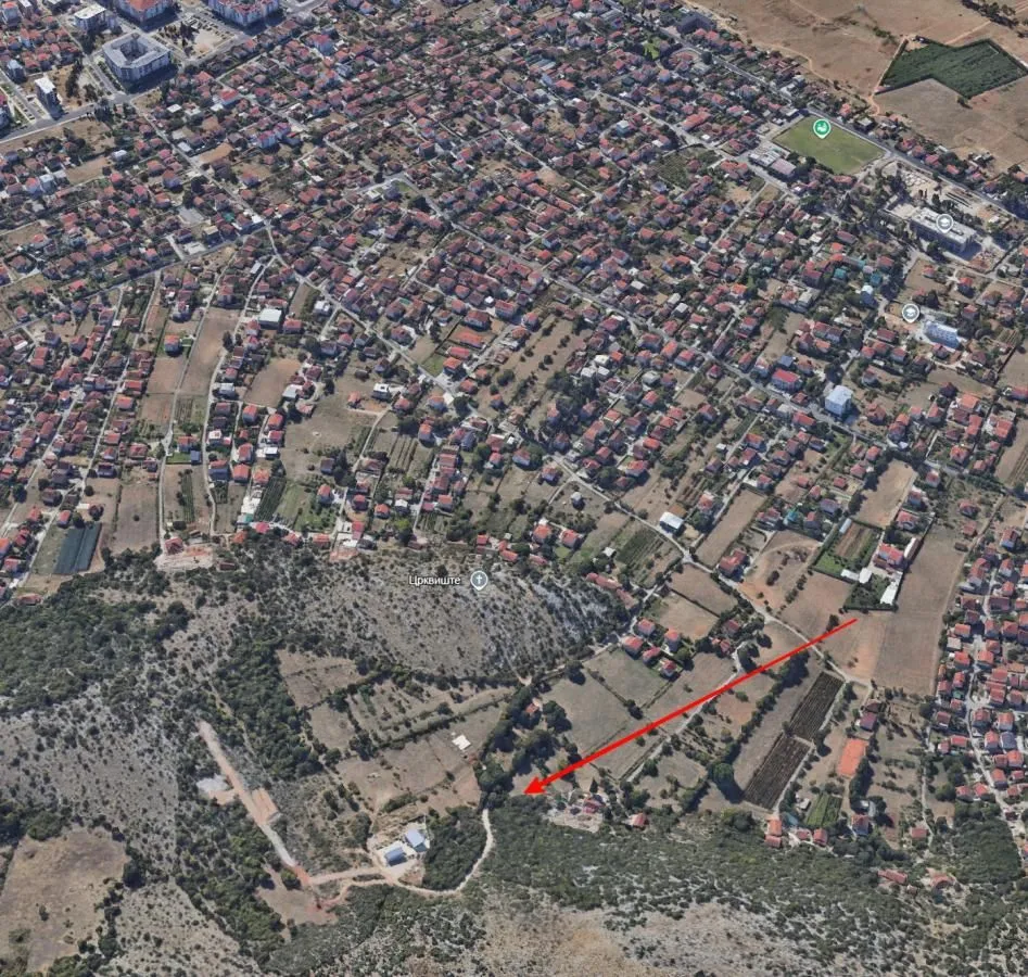 Satelitski prikaz lokacije i okoline nekretnine sa označenom pozicijom.