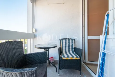 Manji balkon opremljen stolom, dvije fotelje i stalkom za sušenje veša. - image 8