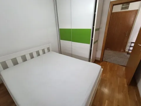 Nameštena spavaća soba sa bračnim krevetom i garderoberom. - image 10