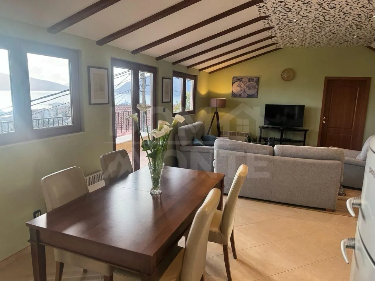 Izdavanje, dvosoban stan, 67m², Tivat, Crna Gora