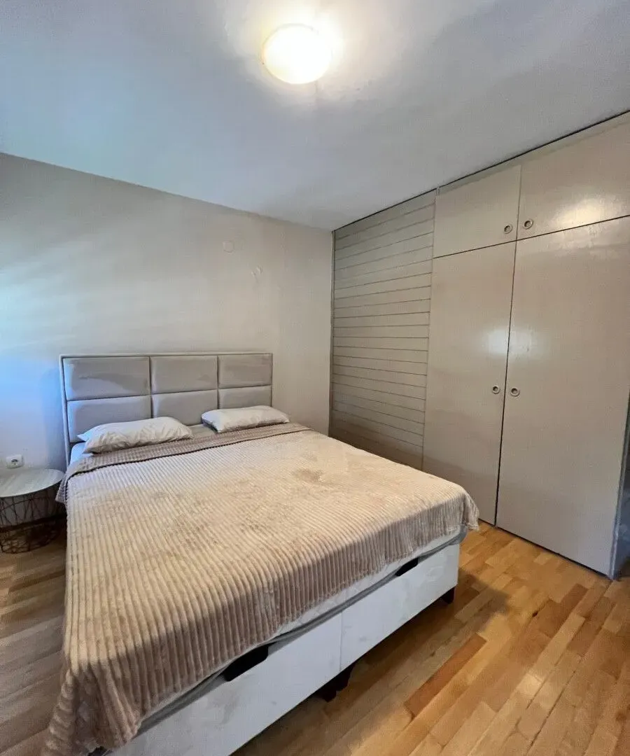 Izdavanje, dvosoban stan, 85m², Blok 5, Podgorica