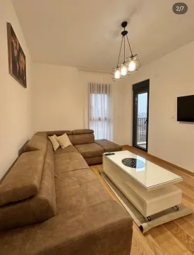 Dnevna soba sa ugaonom garniturom, stočićem i TV-om. - image 2