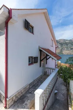 Bočna fasada kuće sa balkonom i pogledom na more. - image 16
