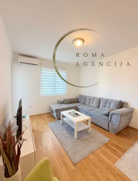 Svijetao dnevni boravak sa ugaonom garniturom i bijelim stočićem. - image 6