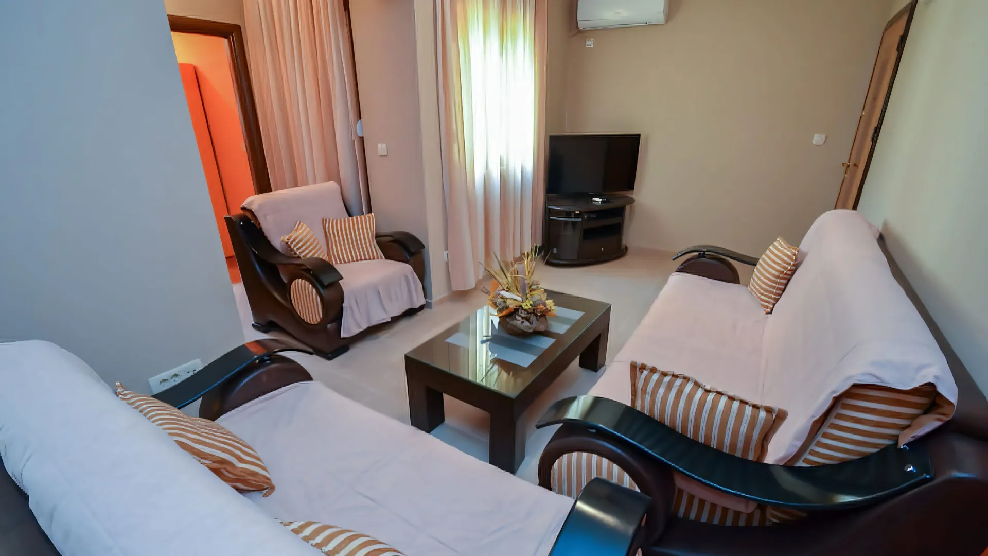 Izdavanje, dvosoban stan, 60m², Bečići, Budva
