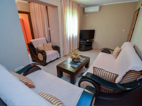 Rent, two bedroom apartment, 60m², Bečići, Budva - image 2