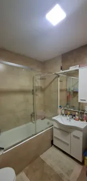 Kupatilo opremljeno tuš kabinom, umivaonikom i ormarićem sa ogledalom. - image 5