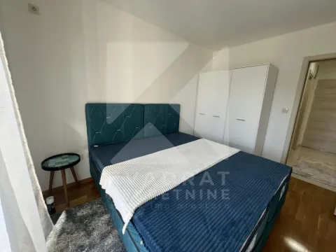 Furnished bedroom with a double bed and a wardrobe. - image 6