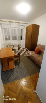 Manja soba sa krevetom, radnim stolom i drvenim ormarom. - image 9