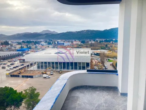 Pogled sa balkona na okolno naselje i brda u daljini. - image 10