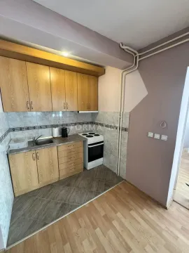 Manja kuhinja sa drvenim elementima i šporetom. - image 8